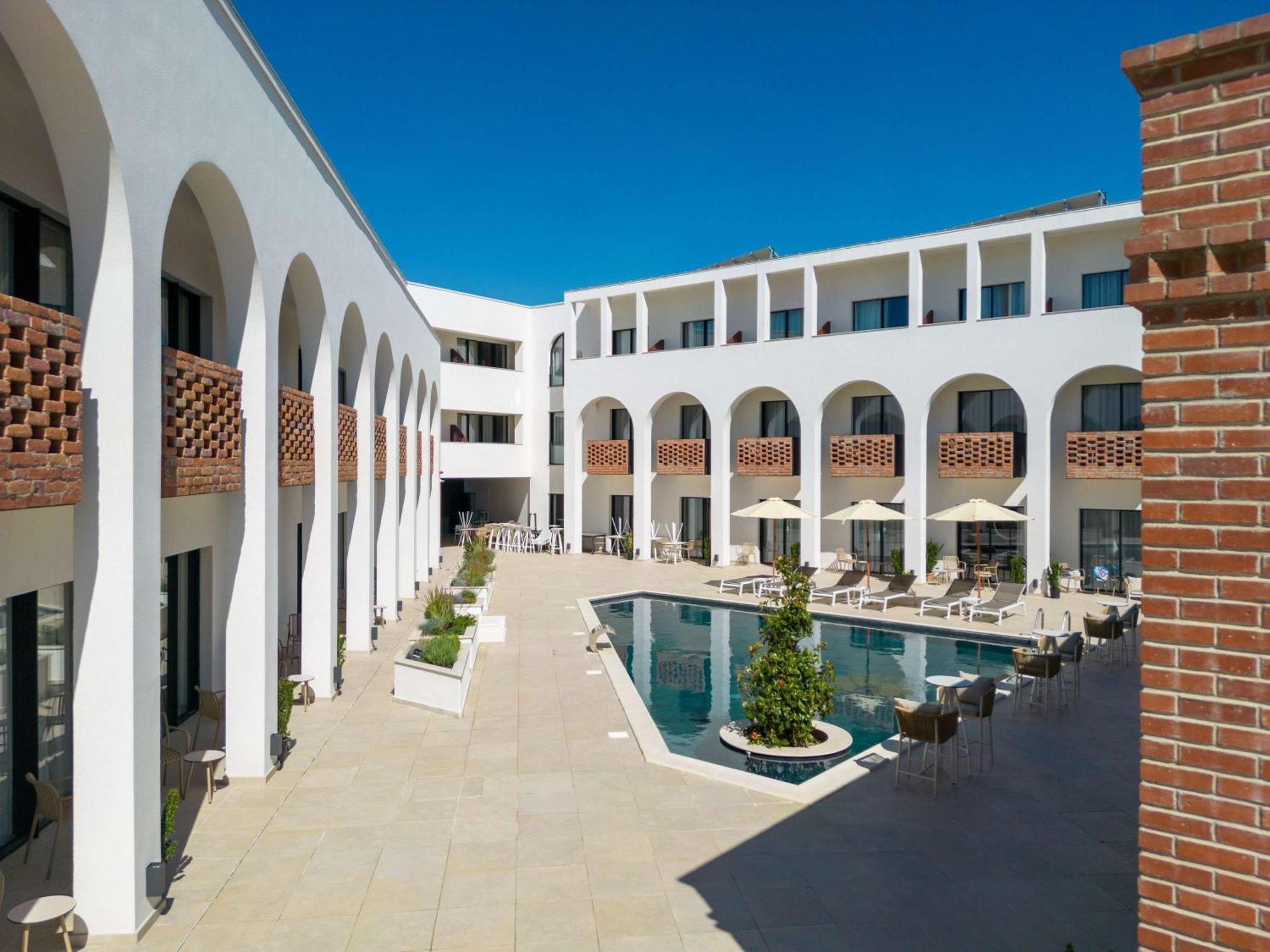 Mercure Conacul Cozieni Pasarea Exteriör bild