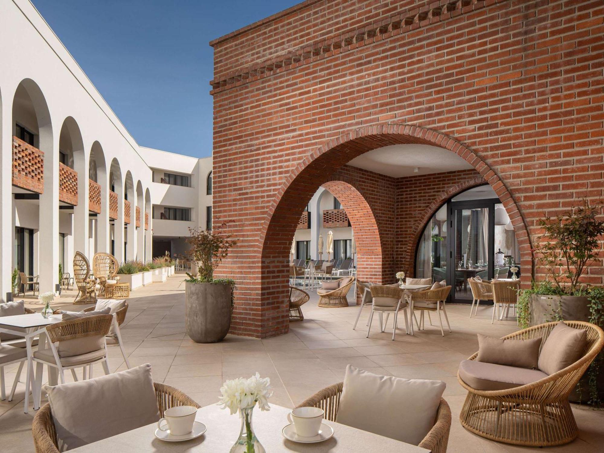 Mercure Conacul Cozieni Pasarea Exteriör bild